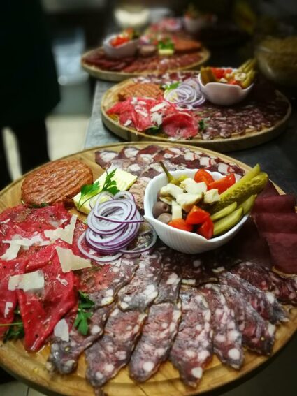 Pestra ponudba poročnih menijev v katerih se prepletajo sodobnost in tradicija, jedi prilagojene letnim časom in svežim sestavinam iz naše okolice. Skupaj z vami bomo poizkusili in izbrali vino, pri nas lahko naročite poročno torto, svetovali vam bomo pri dekoraciji miz in prostora, izbiri primerne glasbe in animacije,..