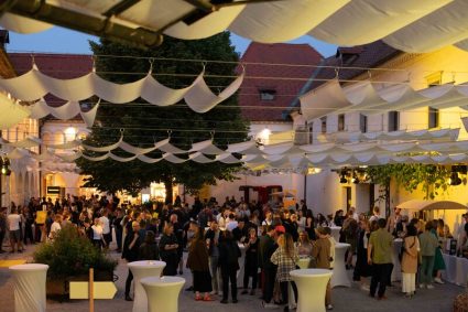 Vsak dogodek je pripravljen z osebno noto, drugačnostjo in kreativnostjo. Navdušeni boste nad bogato
ponudbo raznovrstnih prigrizkov in
kanapejev, ki se dopolnjujejo s finger-foodom, kot drobnimi zalogajčki.
Jedi vam lahko pripravijo Kavalovi
kuharski mojstri, ki sledijo sodobnim trendom, ob bogatem izboru vin
in penin slovenskih vinarjev.