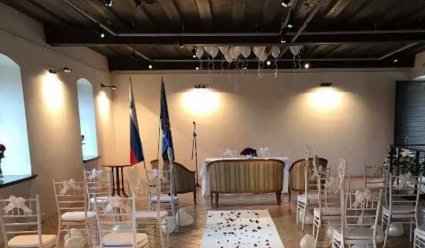 CASTLE PARK A beautiful park, laid out in the 19th century, still stretches out in front of the castle. Even then, the well-kept green areas and the then untouched waterfalls of the Ljubljanica River were renowned for their natural beauty. Today, it is open to the public, but is also often used for wedding ceremonies, celebrations and larger outdoor events. Area: over 450m2 Seats: 500 chairs Standing: 800 people