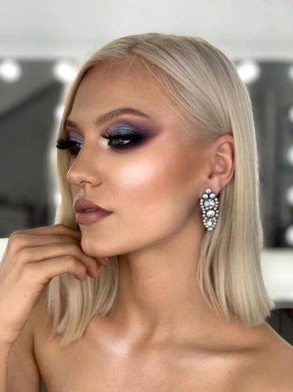 Nives Cax Artistry poskrbi za popoln poročni make up Pred sprehodom do oltarja, kjer bodo vse oči usmerjene vate si želiš, da bi izgledala popolno. Prav tako si vsaka nevesta želi, da bi tako izgledala tudi skozi celoten dan. Make up lahko hitro pokvarijo solze, znoj in dolg pričakovan poljub, kljub temu, pa bi le-ta moral ostati kakršen je. Nives Cax Artistry- umetnica ličenja poskrbi za to, da boš na svoj poročni dan izgledala kot si želiš.  Izbira popolnega make upa včasih ni lahka naloga, zato Nives Cax Artistry kot umetnica ličenja poskrbi, da vam to delo olajša in odžene nepomembne skrbi.