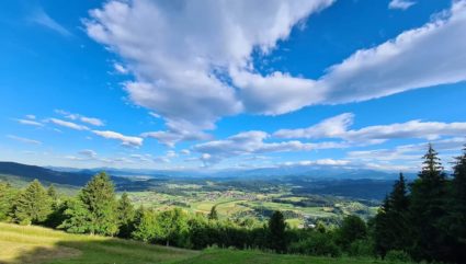 Imamo najlepši razgled in najboljšo kulinariko, še rajši pa vse to delimo z dobro družbo.  Naša ponudbo sestavimo glede na priložnosti in želje naročnika. Pri nas lahko praznujete:  • praznovanja (rojstni dan, abraham, zlata proka) • krst, prvo obhajilo, birma • Poroke (piknik poroka, planinska poroka, klasična poroka) • poslovne dogodke (poslovna kosila, poslovna srečanja, novoletna srečanja)