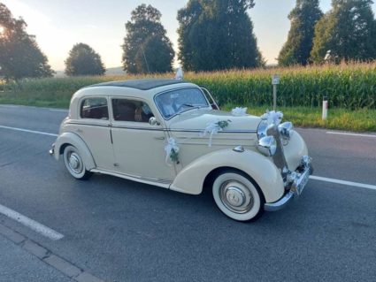 Doživite vožnjo z letnikom 1952 ali 1955 bela limuzina-popolno razmerjo med zunanjosto in razkošjem v notranjosti. Avto,ki bo pritegnila vse poglede ter vaju varno in udobno popelje na vajin najlepši dan.  Izbere lahko med: -Mercedes 170DS Leto 1952 (panoramska streha), -Mercedes ponton 180 Leto 1955.