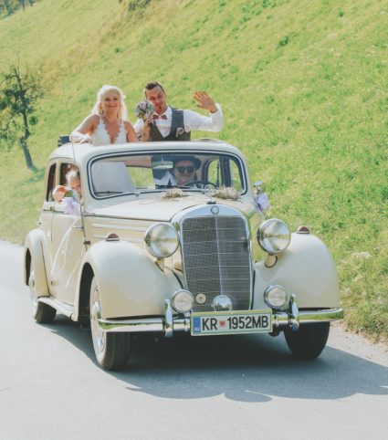 Doživite vožnjo z letnikom 1952 ali 1955 bela limuzina-popolno razmerjo med zunanjosto in razkošjem v notranjosti. Avto,ki bo pritegnila vse poglede ter vaju varno in udobno popelje na vajin najlepši dan.  Izbere lahko med: -Mercedes 170DS Leto 1952 (panoramska streha), -Mercedes ponton 180 Leto 1955.