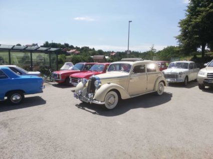 Doživite vožnjo z letnikom 1952 ali 1955 bela limuzina-popolno razmerjo med zunanjosto in razkošjem v notranjosti. Avto,ki bo pritegnila vse poglede ter vaju varno in udobno popelje na vajin najlepši dan.  Izbere lahko med: -Mercedes 170DS Leto 1952 (panoramska streha), -Mercedes ponton 180 Leto 1955.