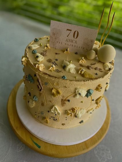 Princeske, kocke, krofki, tortice na palčki, monoporcijske tortice...vse tisto kar poznamo in imamo radi je pripravljeno z nežnostjo, estetiko in prazničnim pridihom. Gre za sladice, ki vsakemu pričarajo domačnost in presenečenje hkrati. Na praznični mizi zablestijo a v srcih ostanejo kot toplina doma.