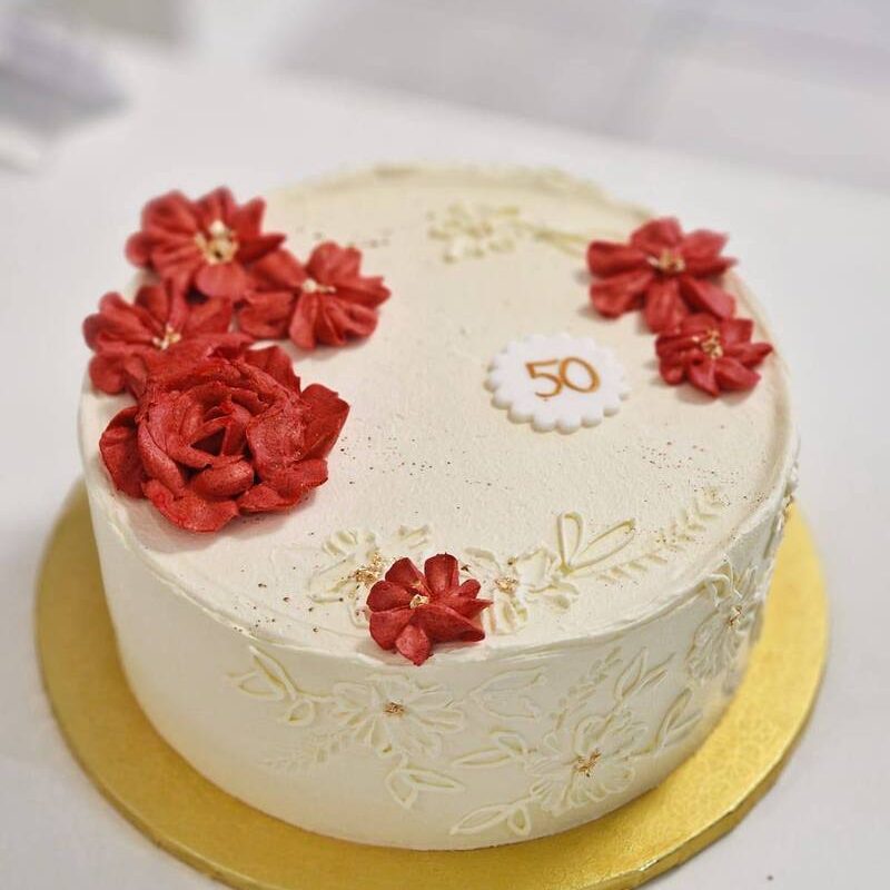 Pisani pladnji rezanega kremnega in mešanega peciva so popolna izbira za poročni sladki kotiček, kjer želite gostom ponuditi raznolikost okusov brez skrbi s peko. Vsak paket je sestavljen iz več različnih vrst domačih slaščic, skrbno izbranih tako, da vsak svat najde nekaj zase. Sladki kotiček lahko po dogovoru sestavimo tudi povsem po vajinih željah in ga prilagodimo slogu ter zgodbi vajine poroke.