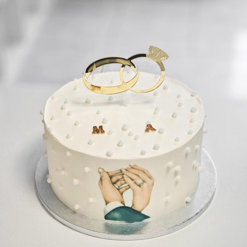 Pisani pladnji rezanega kremnega in mešanega peciva so popolna izbira za poročni sladki kotiček, kjer želite gostom ponuditi raznolikost okusov brez skrbi s peko. Vsak paket je sestavljen iz več različnih vrst domačih slaščic, skrbno izbranih tako, da vsak svat najde nekaj zase. Sladki kotiček lahko po dogovoru sestavimo tudi povsem po vajinih željah in ga prilagodimo slogu ter zgodbi vajine poroke.