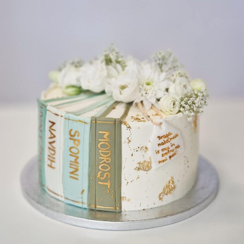 Pisani pladnji rezanega kremnega in mešanega peciva so popolna izbira za poročni sladki kotiček, kjer želite gostom ponuditi raznolikost okusov brez skrbi s peko. Vsak paket je sestavljen iz več različnih vrst domačih slaščic, skrbno izbranih tako, da vsak svat najde nekaj zase. Sladki kotiček lahko po dogovoru sestavimo tudi povsem po vajinih željah in ga prilagodimo slogu ter zgodbi vajine poroke.