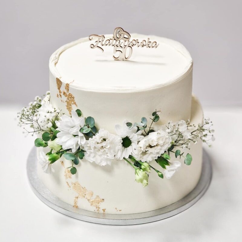 Pisani pladnji rezanega kremnega in mešanega peciva so popolna izbira za poročni sladki kotiček, kjer želite gostom ponuditi raznolikost okusov brez skrbi s peko. Vsak paket je sestavljen iz več različnih vrst domačih slaščic, skrbno izbranih tako, da vsak svat najde nekaj zase. Sladki kotiček lahko po dogovoru sestavimo tudi povsem po vajinih željah in ga prilagodimo slogu ter zgodbi vajine poroke.