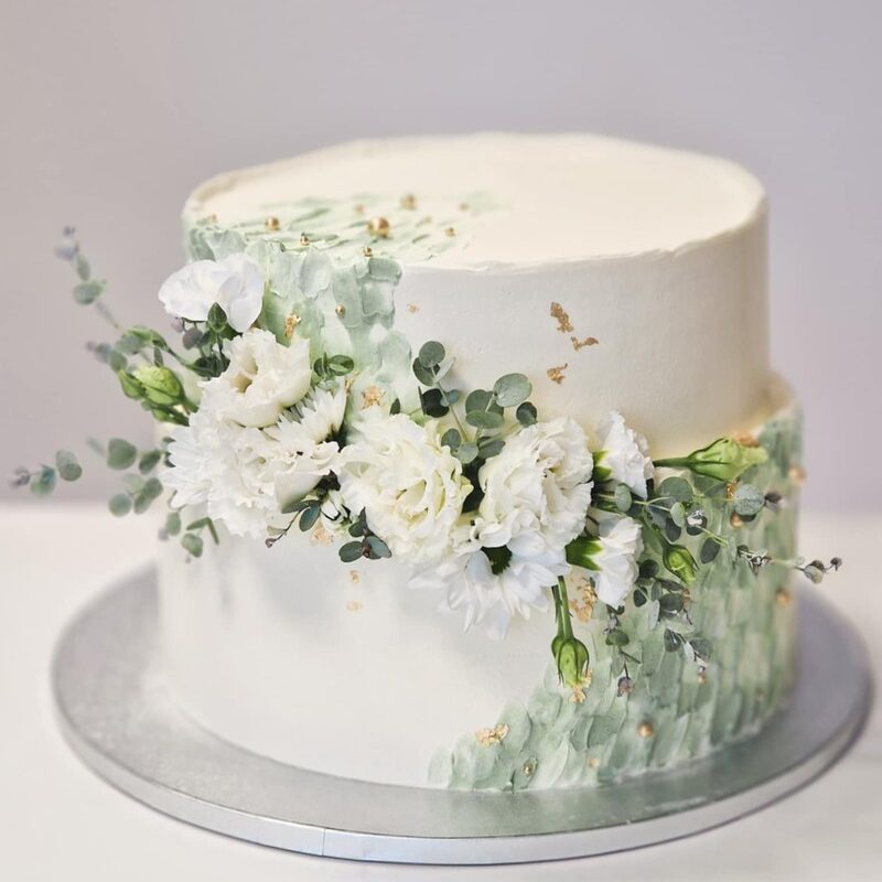 Pisani pladnji rezanega kremnega in mešanega peciva so popolna izbira za poročni sladki kotiček, kjer želite gostom ponuditi raznolikost okusov brez skrbi s peko. Vsak paket je sestavljen iz več različnih vrst domačih slaščic, skrbno izbranih tako, da vsak svat najde nekaj zase. Sladki kotiček lahko po dogovoru sestavimo tudi povsem po vajinih željah in ga prilagodimo slogu ter zgodbi vajine poroke.