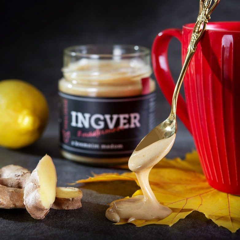 Na voljo je bogata kolekcija naših izdelkov - od ročno izdelanih pekočih čili omak različnih jakosti do edinstvenih darilnih paketov, čili prigrizkov in slastnih past.
Vsaka omaka je ustvarjena iz vrhunskih domačih čilijev, brez umetnih dodatkov, z jasnim poudarkom na pristnem okusu in naravni pekočnosti.

Ne glede na to, ali iščete blago aromo za vsakdanjo rabo ali pravo ekstremno čili izkušnjo, boste zagotovo našli izdelek po svojem okusu – ali popolno darilo za pravega čilifriku.