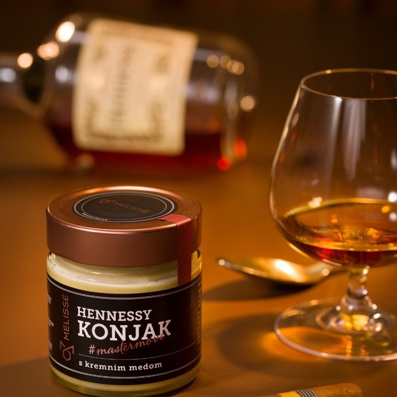 Na voljo je bogata kolekcija naših izdelkov - od ročno izdelanih pekočih čili omak različnih jakosti do edinstvenih darilnih paketov, čili prigrizkov in slastnih past.
Vsaka omaka je ustvarjena iz vrhunskih domačih čilijev, brez umetnih dodatkov, z jasnim poudarkom na pristnem okusu in naravni pekočnosti.

Ne glede na to, ali iščete blago aromo za vsakdanjo rabo ali pravo ekstremno čili izkušnjo, boste zagotovo našli izdelek po svojem okusu – ali popolno darilo za pravega čilifriku.