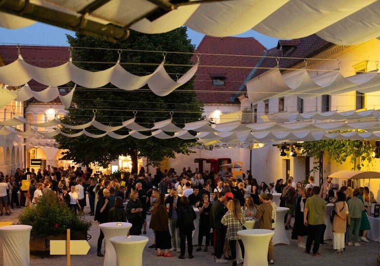 Vsak dogodek je pripravljen z osebno noto, drugačnostjo in kreativnostjo. Navdušeni boste nad bogato
ponudbo raznovrstnih prigrizkov in
kanapejev, ki se dopolnjujejo s finger-foodom, kot drobnimi zalogajčki.
Jedi vam lahko pripravijo Kavalovi
kuharski mojstri, ki sledijo sodobnim trendom, ob bogatem izboru vin
in penin slovenskih vinarjev.