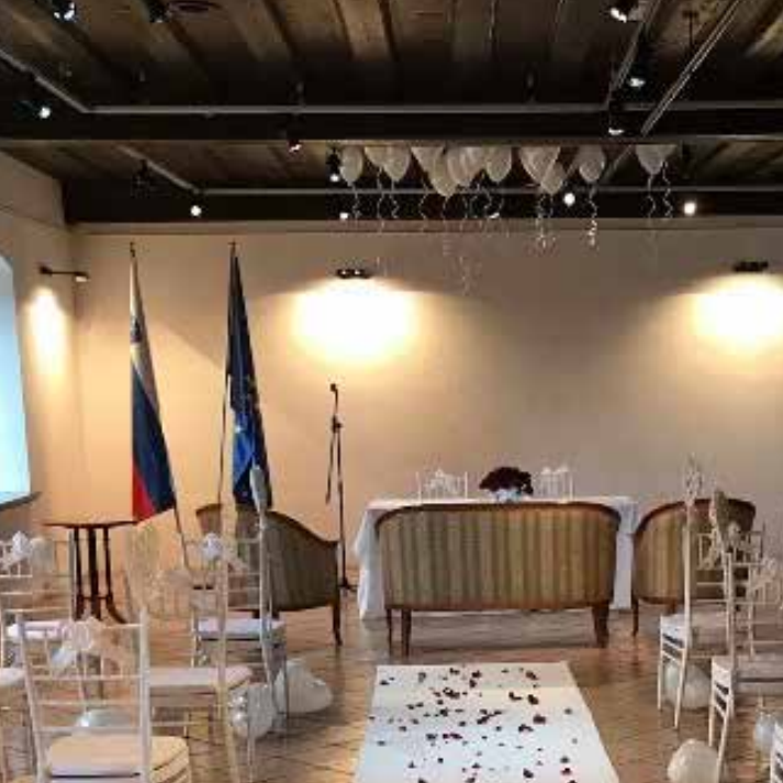 CASTLE PARK A beautiful park, laid out in the 19th century, still stretches out in front of the castle. Even then, the well-kept green areas and the then untouched waterfalls of the Ljubljanica River were renowned for their natural beauty. Today, it is open to the public, but is also often used for wedding ceremonies, celebrations and larger outdoor events. Area: over 450m2 Seats: 500 chairs Standing: 800 people