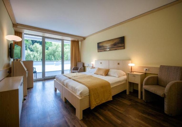 Običajno vključujejo več poveznih prostorov, balkon ali teraso, pogosto tudi dodatne udobnosti kot jacuzzi ali večja kopalnica – zato so to ena izmed najprijetnejših izbir za luksuznejše bivanje.