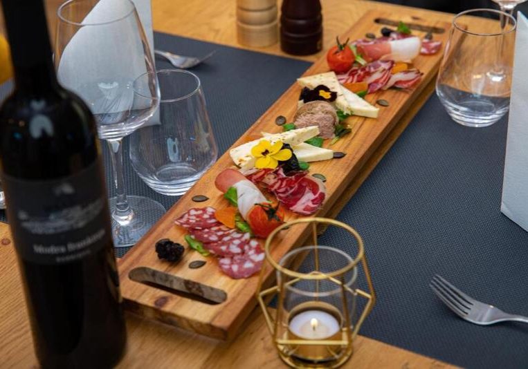 poroka na Kozjanskem dvoru