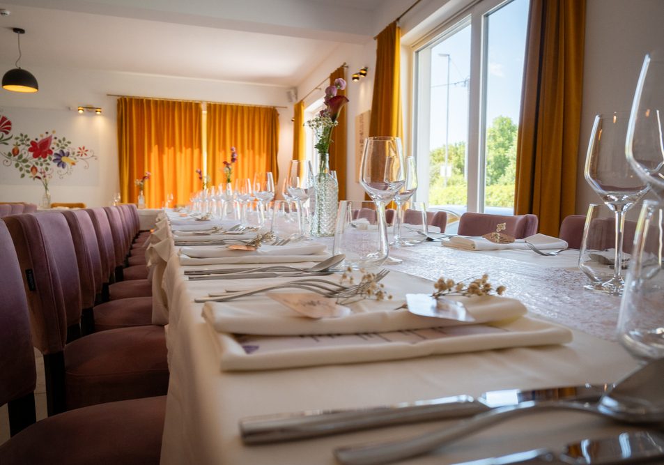 poroka v Kristalni Dolini